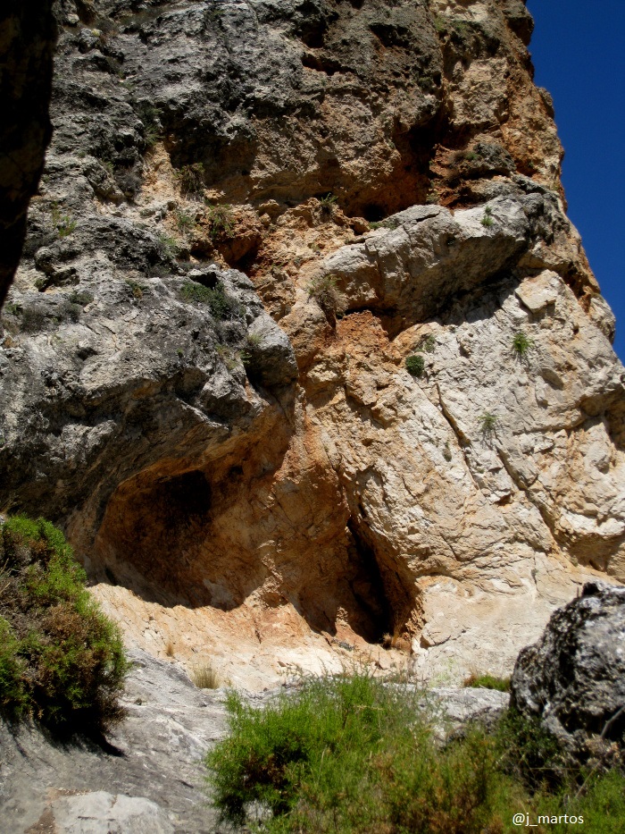 Pared rocosa en la que se ubica el abrigo natural de Navalcán (Noalejo)