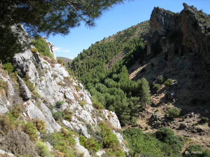 Vista del desfiladero que da acceso a Navalcán desde el abrigo natural (Noalejo)