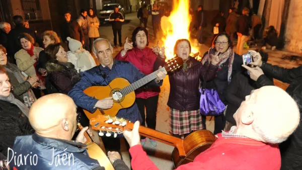 El Coro-Rondalla "Nuestra Señora de Belén" cantando en torno a una lumbre de San Antón de Noalejo (Foto: Diario Jaén)