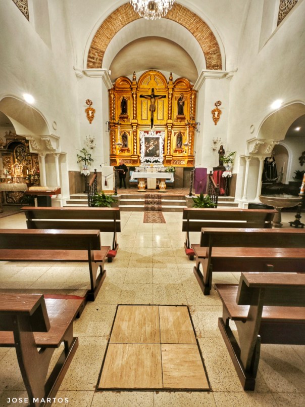 Acceso a la cripta de la Parroquia de la Asunción de Noalejo donde reposan los restos de Dª Mencía de Salcedo