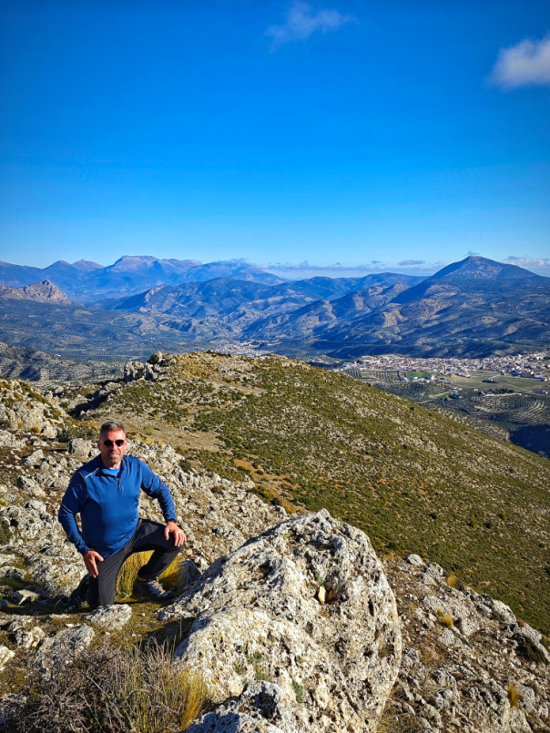 Cima del Cerro de Santa Merced con Noalejo y Sierra Mágina de fondo