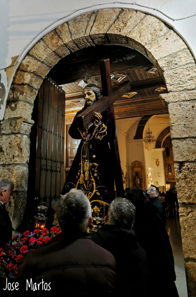 Salida desde la Parroquia la imagen de Nuestro Padre Jesús Nazareno de Noalejo (José Navas Parejo. Década de los años 40 del siglo XX).