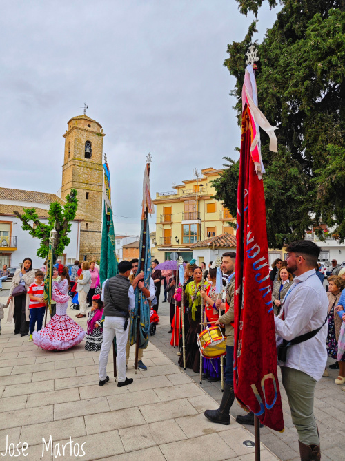 Cofradía de la Virgen de la Cabeza de Noalejo esperando la llegada de la Cofradía de Montillana