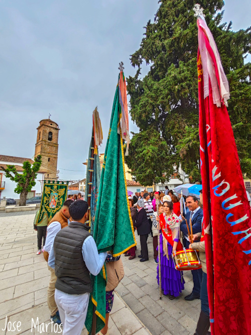 Cofradía de la Virgen de la Cabeza de Noalejo esperando la llegada de la Cofradía de Montillana